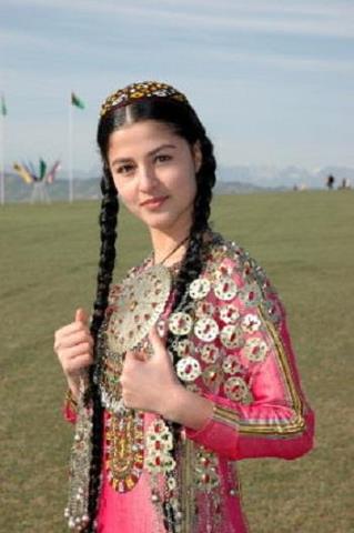 عکس دختر ترکمن زیبا در لباس محلی
